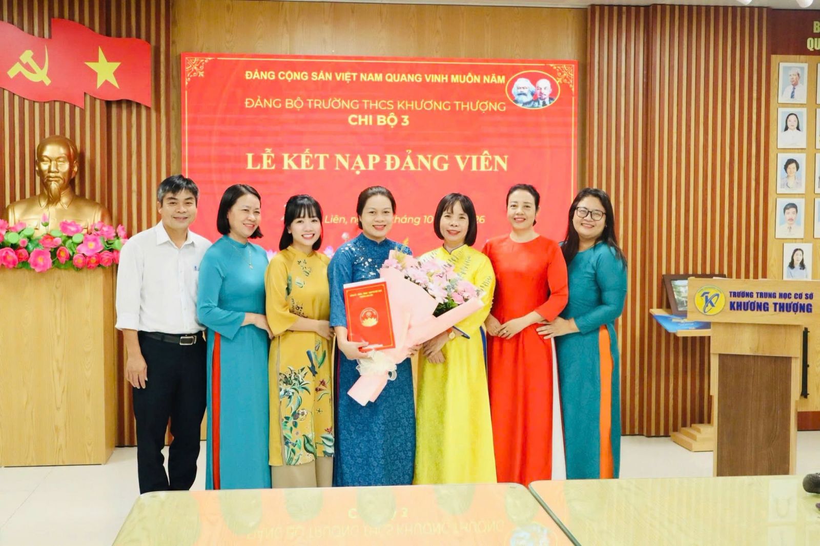 Chi bộ 3 Trường THCS Khương Thượng tổ chức lễ kết nạp đồng chí Nguyễn Thị Bích Hạnh vào Đảng